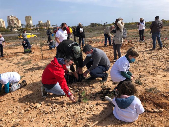 El consejero de Medio Ambiente, Antonio Luengo, participó en la actividad de plantación de más de 400 ejemplares de especies autóctonas en las Salinas de Marchamalo