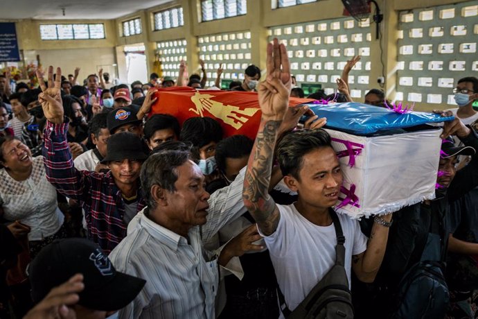 Un féretro de una víctima de la represión militar durante las protestas contra el golpe de Estado en Birmania