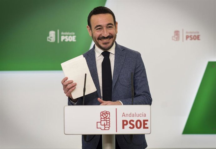 Archivo - El senador socialista Fernando López Gil, en rueda de prensa.