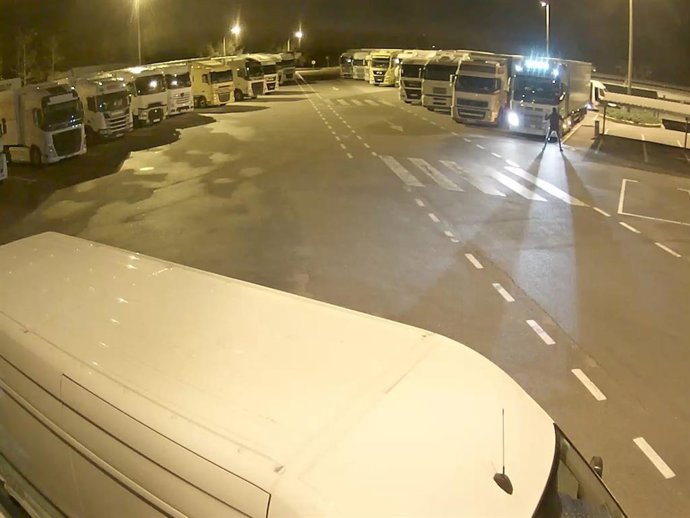 Uno de los detenidos roba en un camión en una área de servicio.