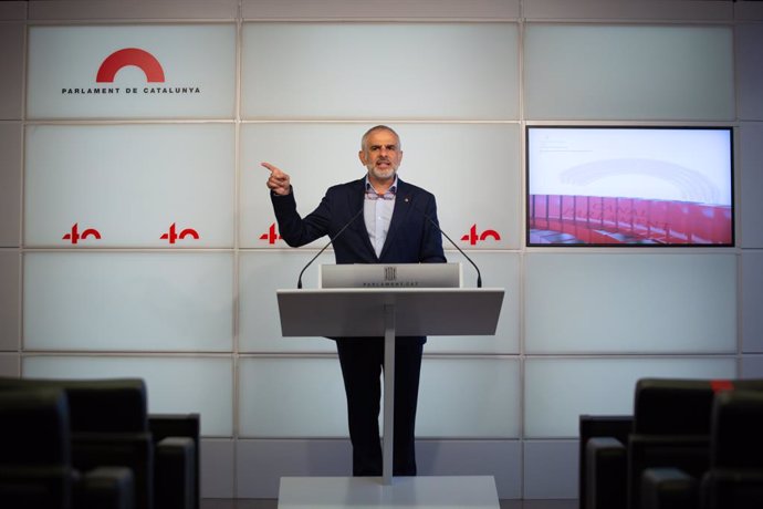 El líder de Cs a Catalunya, Carlos Carrizosa, respon els mitjans en el Parlament de Catalunya, a Barcelona.