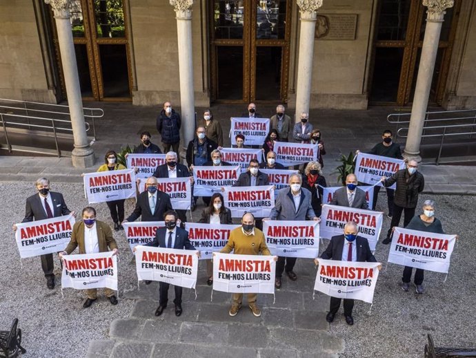 Rectores de universidades públicas catalanas junto al vicepresidente de mnium, Marcel Mauri, en una acción para reclamar la amnistía para los presos del 1-O