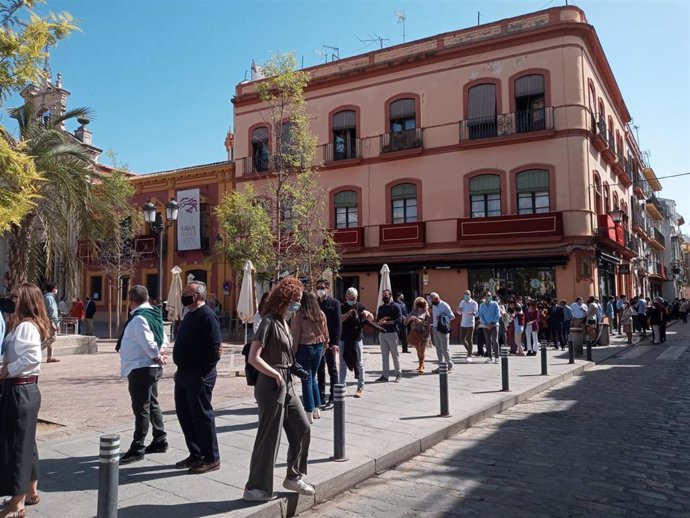Una cola de ciudadanos en San Lorenzo a a espera de poder entrar en el templo del Gran Poder en Sevilla