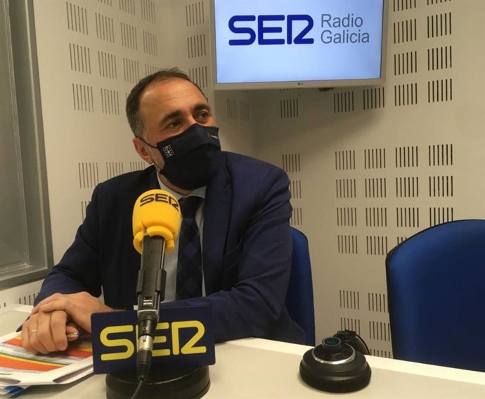 El conselleiro de Sanidade, Julio García Comesaña, en una entrevista concedida a la Cadena Ser.