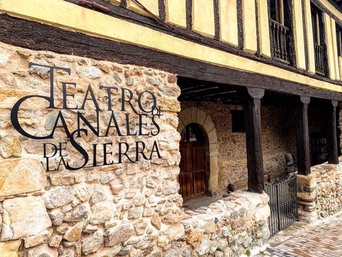 Fachada del teatro de Canales de la Sierra