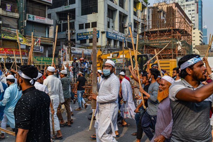 28 March 2021, Bangladesh, Dhaka: Activists from the Bangladeshi Islamist group 'Hefazat-e-Islam' block a road during a nationwide strike.  The Hefazat-e-Islam group, which campaigns for sharia, or strict Islamic law, had called for the strike to condem