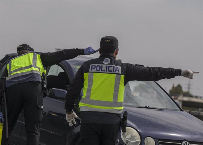 Archivo - Dos agentes de la policía nacional regulan el tráfico en un control policial.