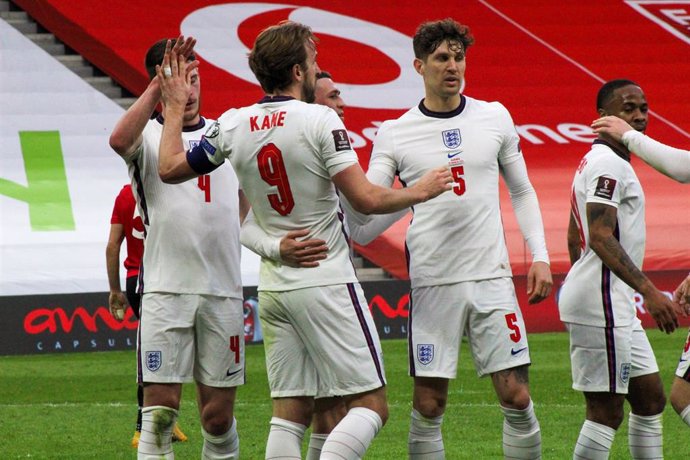 Harry Kane celebra con sus compañeros el 1-0 en el Albania-Inglaterra de la fase de clasificación para el Mundial de Catar de 2022