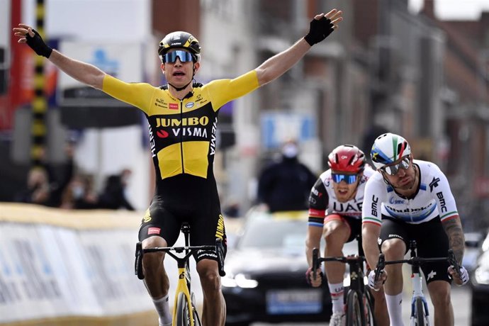 El ciclista belga Wout van Aert celebra su victoria en el Gante-Wevelgem de 2021