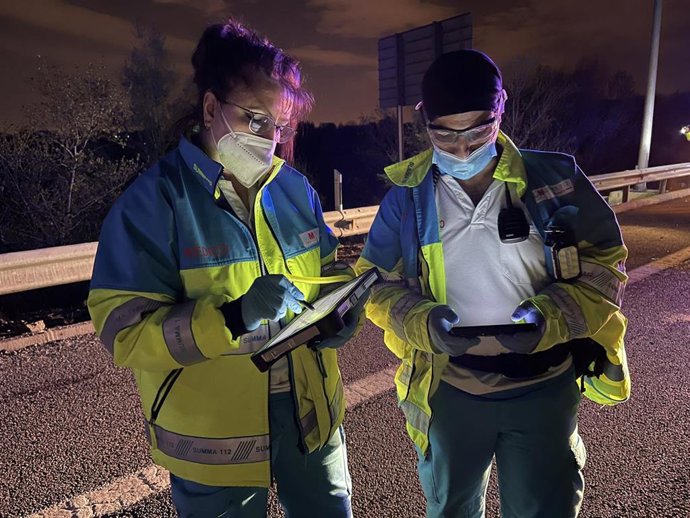 Equipo del SUMMA112 en el lugar del atropello.