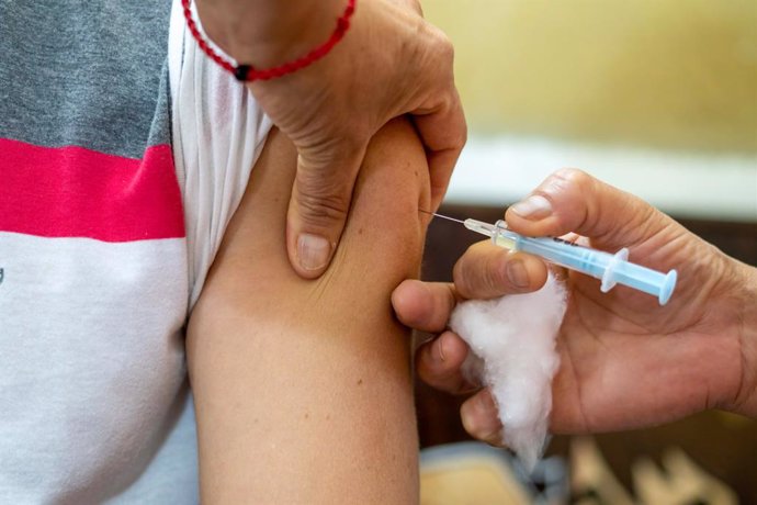 Archivo - 04 January 2021, Argentina, Firmat: A health worker receives a dose of the Russian Sputnik V vaccine against Coronavirus (COVID-19) at Gral san Martin hospital in Firmat. Photo: Patricio Murphy/SOPA Images via ZUMA Wire/dpa