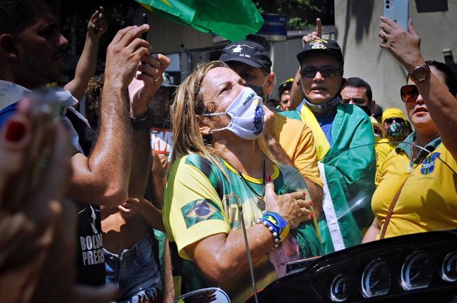 14 March 2021, Brazil, Rio de Janeiro: People take part in a protest against the coronavirus (COVID-19) restrictions. Photo: Saulo Angelo/TheNEWS2 via ZUMA Wire/dpa