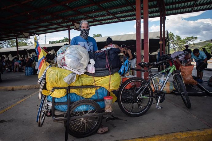 Archivo - Un migrante venezolano retornado a su país