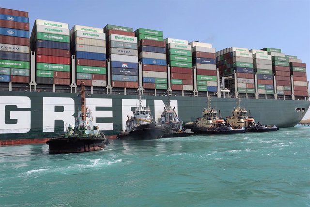 El buque 'Ever Given' encallado en el canal de Suez desde el martes pasado.