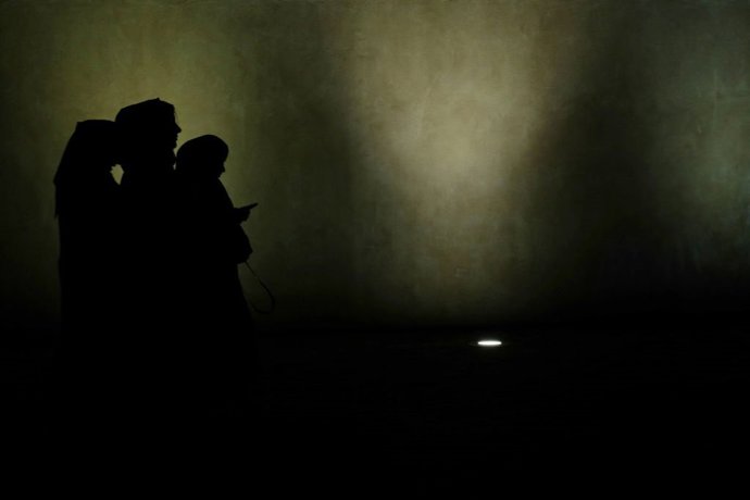 Archivo - Siluetas de tres mujeres en Qatar