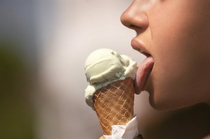 Archivo - Mujer comiendo helado.