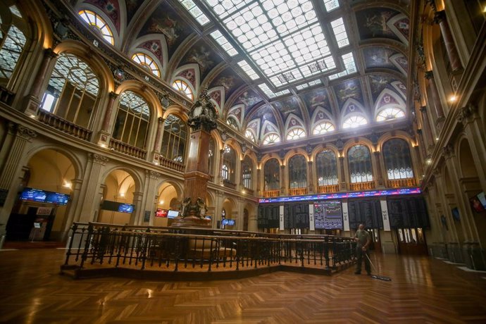 Interior del Palacio de la Bolsa, donde el Ibex 35 ha finalizado la jornada de este lunes con una caída del 1,75%, en Madrid (España), a 22 de marzo de 2021. El Ibex 35 ha cerrado este lunes con una caída del 1,75%, lo que ha llevado al selectivo a situ