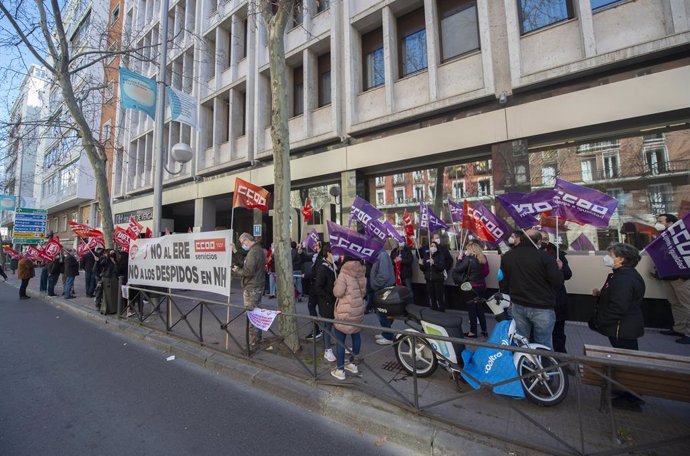 Varios trabajadores del hotel NH Madrid Príncipe de Vergara protestan a las puertas del mismo contra el ERE planteado por la cadena