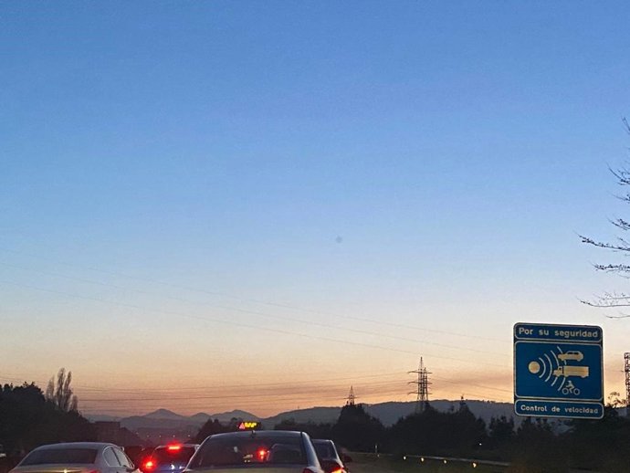 Tráfico denso en la autopista 'Y'