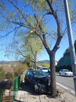 Vehículo accidente en la cuesta de Beloso, en Pamplona.