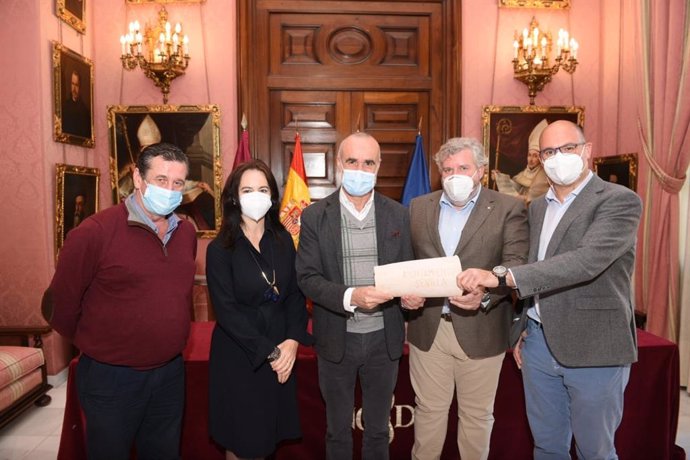Muñoz con los responsables del proyecto Casa Natal de Velázquez