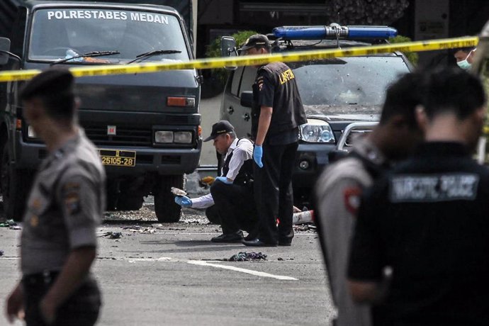 Archivo - La Policía de Indonesia se desplaza al escenario de un atentado.