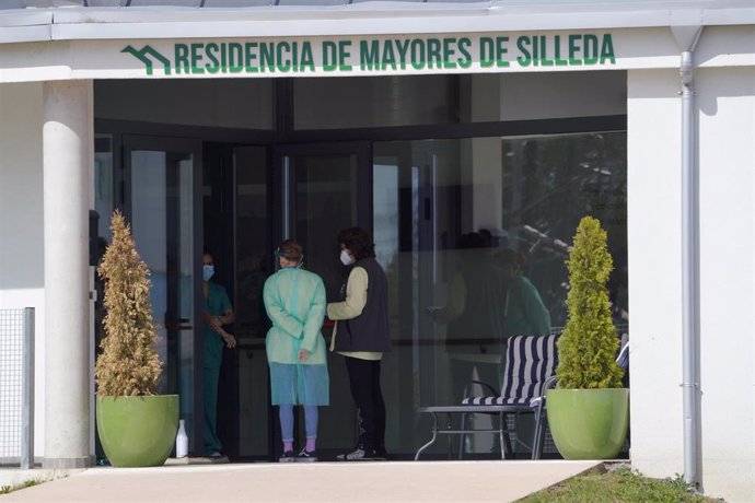 Dos mujeres, frente a la entrada de la residencia de mayores Coviastec, en Silleda, Pontevedra, Galicia (España), a 22 de marzo de 2021.