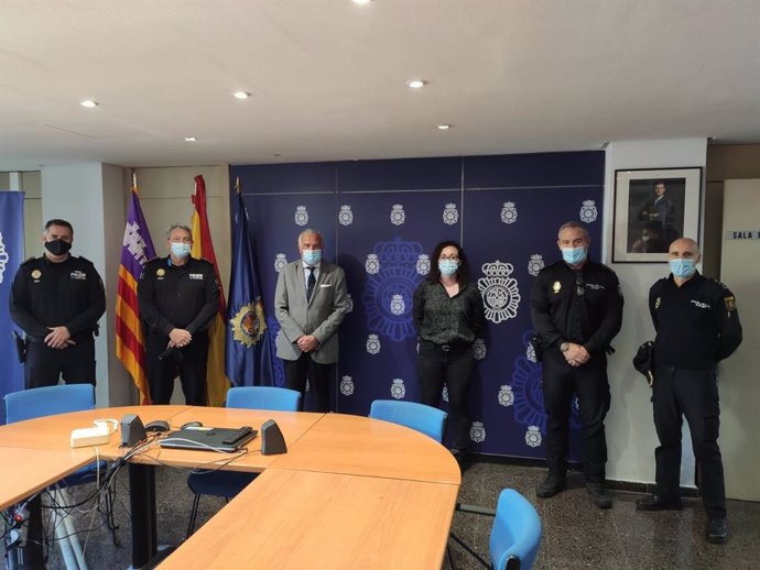 Reunión entre la regidora de Seguridad Ciudadana del Ayuntamiento de Palma, Juana María Adrover, la cúpula de la Policía Local y la Policía Nacional.