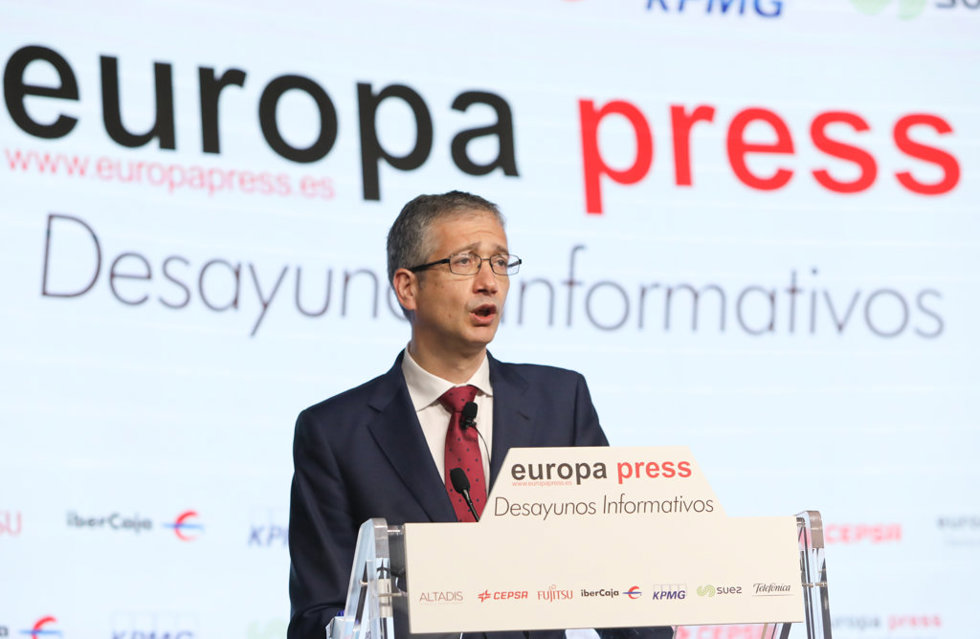 El gobernador del Banco de España, Pablo Hernández de Cos, interviene durante un Desayuno Informativo de Europa Press celebrado en el Auditorio El Beatriz Madrid, en Madrid, (España), a 29 de marzo de 2021.