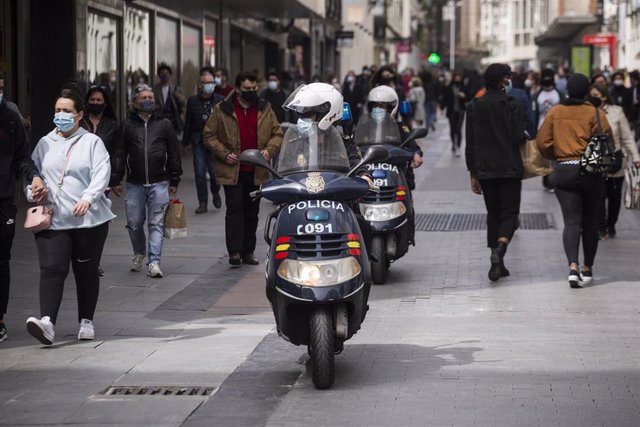 Dos policías nacionales en moto por el centro de la ciudad, en Madrid 