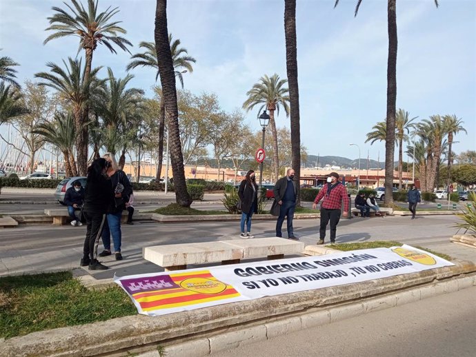 Protesta de la hostelería frente a Consolat de Mar convocada por Foro Baleares.