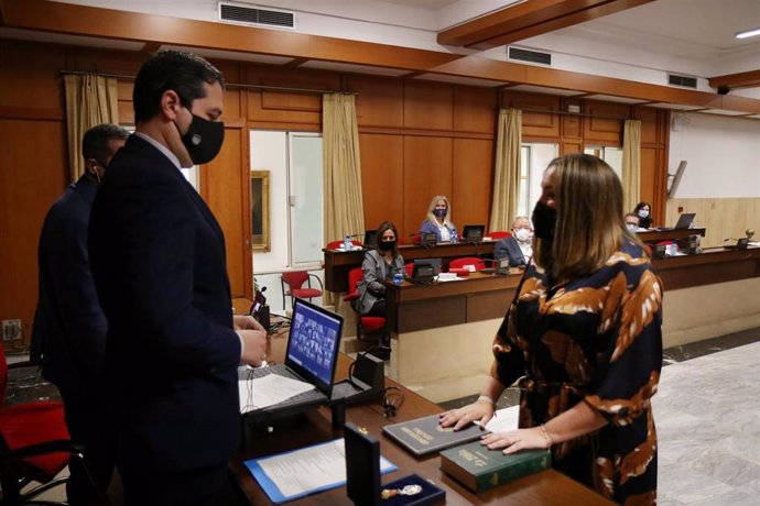 María Luisa Gómez Calero toma posesión del acta de concejal del Ayuntamiento de Córdoba.