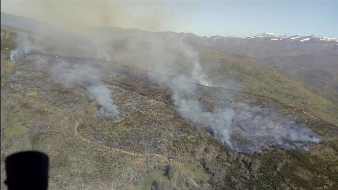 Imagen del incendio este domingo en la zona de Villar de Omaña (León).