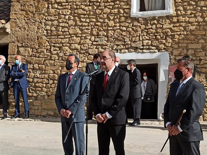 El presidenrte de Aragón, Javier Lambán; el presidente de la DPZ, Juan Antonio Sánchez Quero, y el alcalde de Fuendetodos, Enrique Salueña