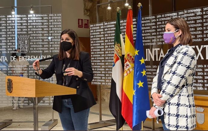 La consejera de Igualdad y portavoz de la Junta de Extremadura, Isabel Gil Rosiña, en rueda de prensa