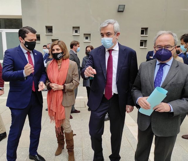 José María Bellido habla con Rocío Blanco, junto a Luis Garicano y Antonio Díaz.