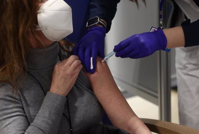 Una mujer recibe la primera dosis de la vacuna de AstraZeneca contra la COVID-19 en el Hosital Enfermera Isabel Zendal