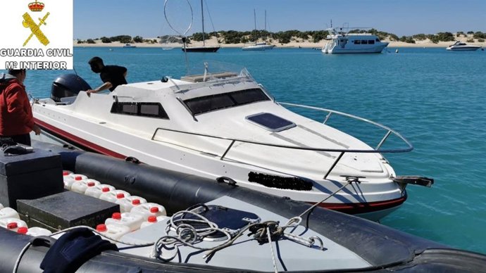 Embarcación intervenida con combustible para narcolanchas