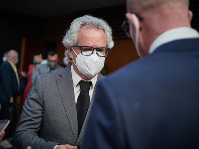 Archivo - El parlamentario de Navarra Suma Carlos Pérez-Nievas, en el Parlamento de Navarra en una imagen de archivo.