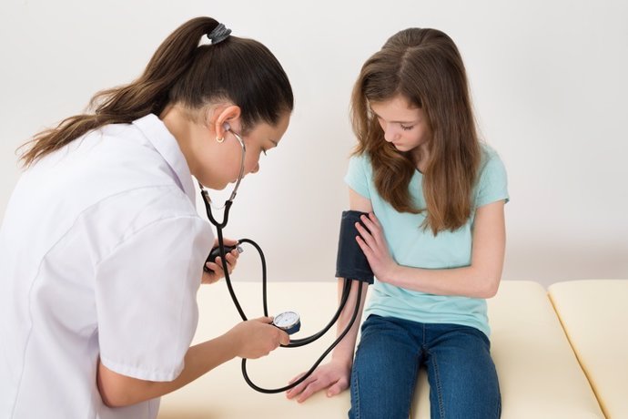 Archivo - Doctor Checking Blood Pressure Of Girl