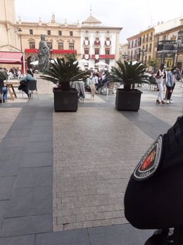 Un agente de Policía Local, vigila una plaza en Lorca