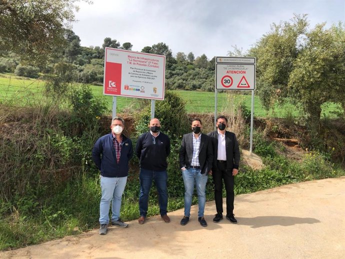 El delegado de Infraestructuras Rurales en la Diputación de Córdoba, Manuel Olmo (segundo por la dcha.), en el camino 'De la Sierrezuela' en Posadas.