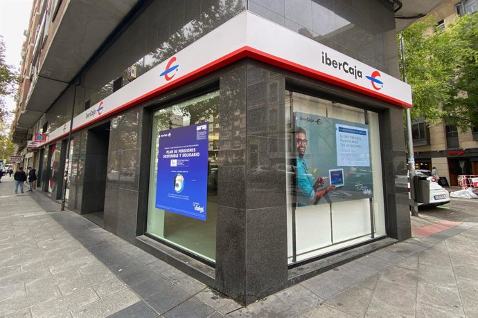 Archivo - Exterior de una oficina de IberCaja en Madrid.