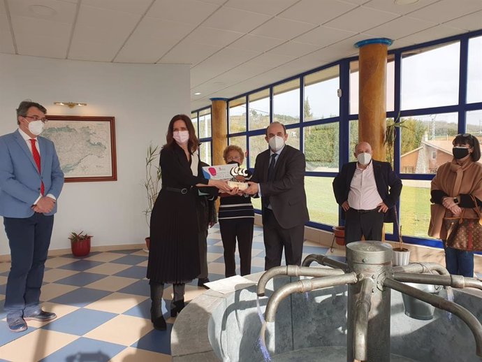 La consejera de Empleo e Industria, Ana Carlota Amigo, hace entrega a la empresa Telecomunicaciones Los Ocho Caños del Premio Comercio Tradicional de la provincia de León.