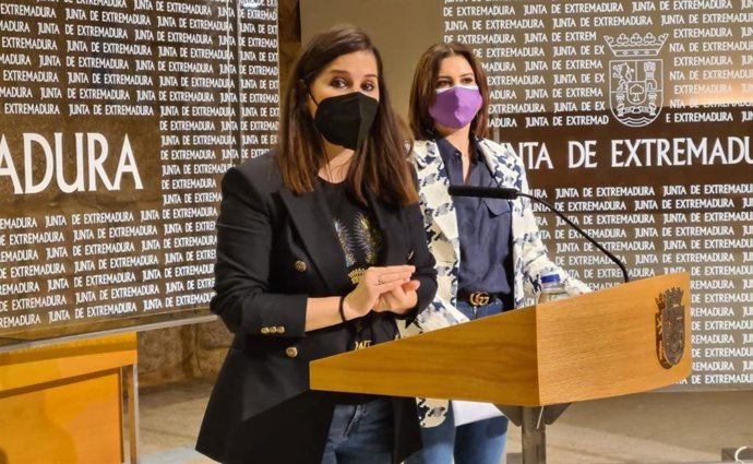 La consejera de Igualdad y portavoz de la Junta, Isabel Gil Rosiña, y la presidenta de Fademur Extremadura, Catalina García, en rueda de prensa