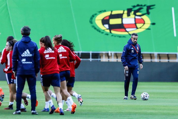 Archivo - Jorge Vilda during the training of the Spanish women's soccer team for the Euro 2022 qualifier at La Cartuja Olympic Stadium on October 22, 2020 in Sevilla, Spain.