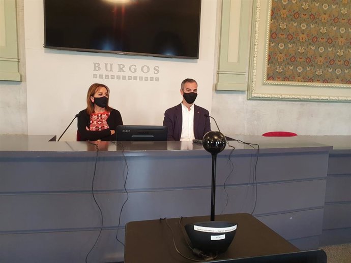 Rosario Pérez, presidenta del IMCyT, y Enrique García, director de la OSBU.