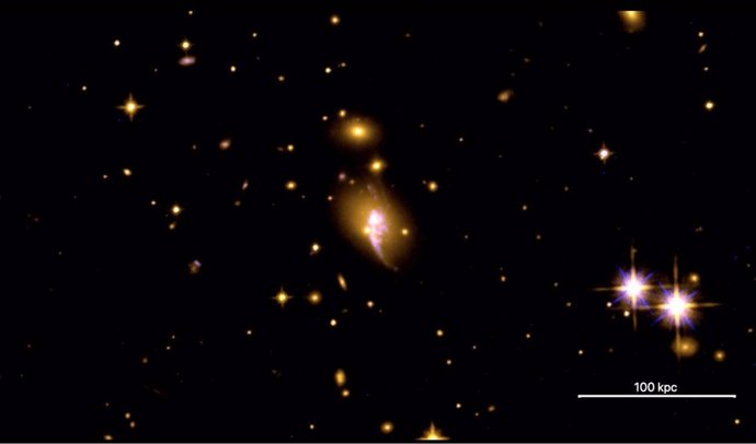 El cúmulo de galaxias recién descubierto CHIPS1911 + 4455 tiene una forma retorcida única en comparación con otros cúmulos de galaxias que se enfrían rápidamente. Esta imagen fue tomada con el telescopio espacial Hubble.