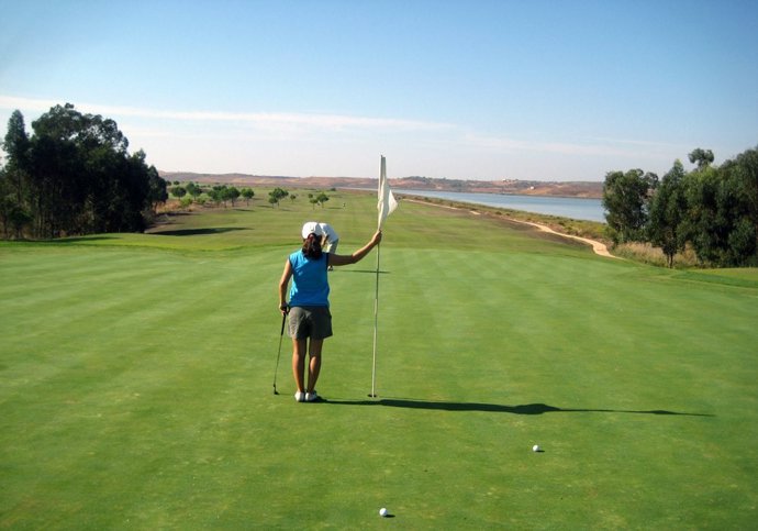 Turistas practicando golf en un campo de la provincia de Huelva.