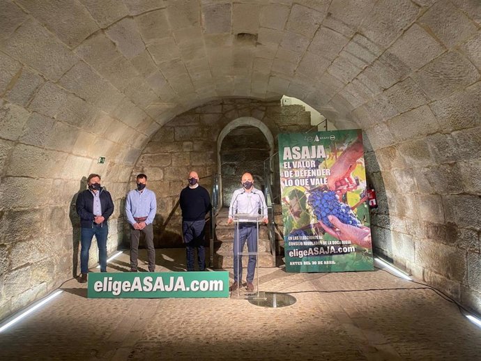 El presidente de ARAG-ASAJA, Eduardo Pérez Hoces, y el secretario general de la organización, Igor Fonseca, piden el apoyo de los viticultores